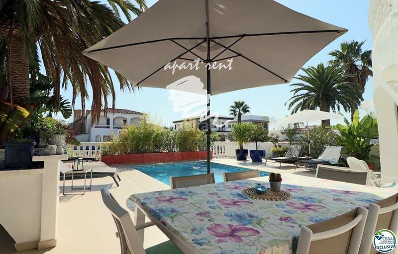 Foto 54e300b6-148c-4445-89b1-5755ad3e3e01. Casa norfeu amplia villa al canal con amarre de 12 m, con apartamento invitados en Empuriabrava