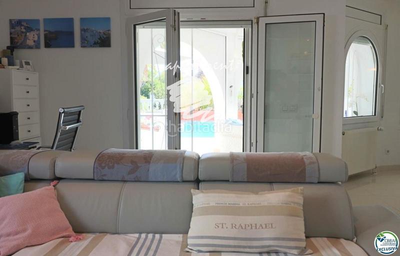 Foto 5f6897d8-5907-4eb4-9fbd-cb936bd50945. Casa norfeu amplia villa al canal con amarre de 12 m, con apartamento invitados en Empuriabrava