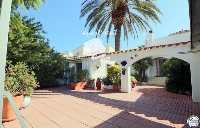 Foto 741e4a4e-c193-414f-8018-b29b0bf6ee02. Casa norfeu amplia villa al canal con amarre de 12 m, con apartamento invitados en Empuriabrava