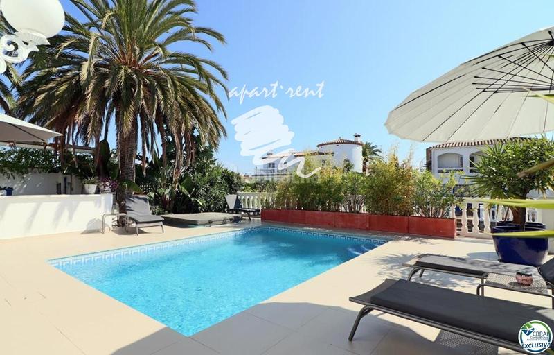 Foto 946826b7-cfbc-471b-a1f4-3a7123555e7c. Casa norfeu amplia villa al canal con amarre de 12 m, con apartamento invitados en Empuriabrava