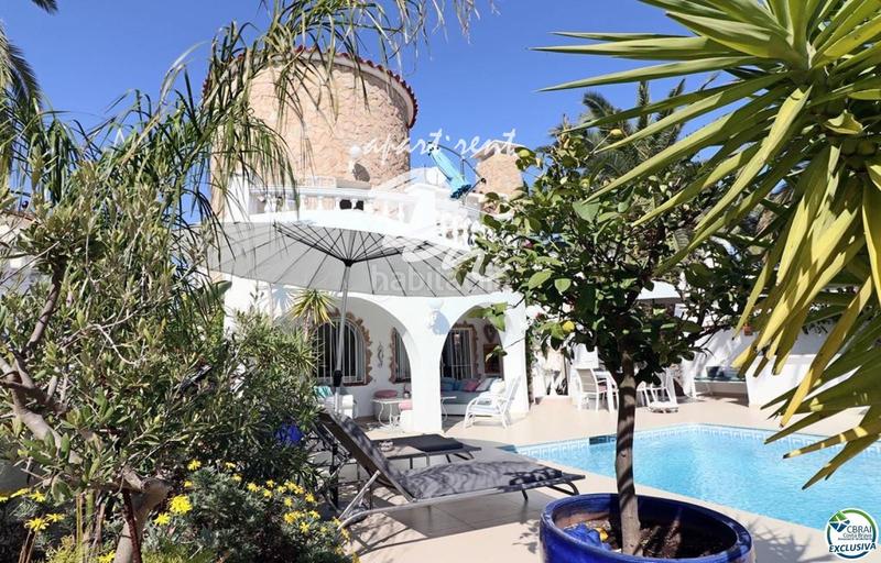 Foto 97ab4872-1e97-4b35-a7ba-04987e260169. Casa norfeu amplia villa al canal con amarre de 12 m, con apartamento invitados en Empuriabrava