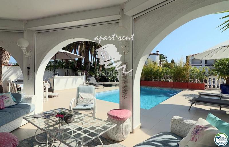 Foto 9df7fb62-88a5-465c-8b11-1b2d363d7ef3. Casa norfeu amplia villa al canal con amarre de 12 m, con apartamento invitados en Empuriabrava