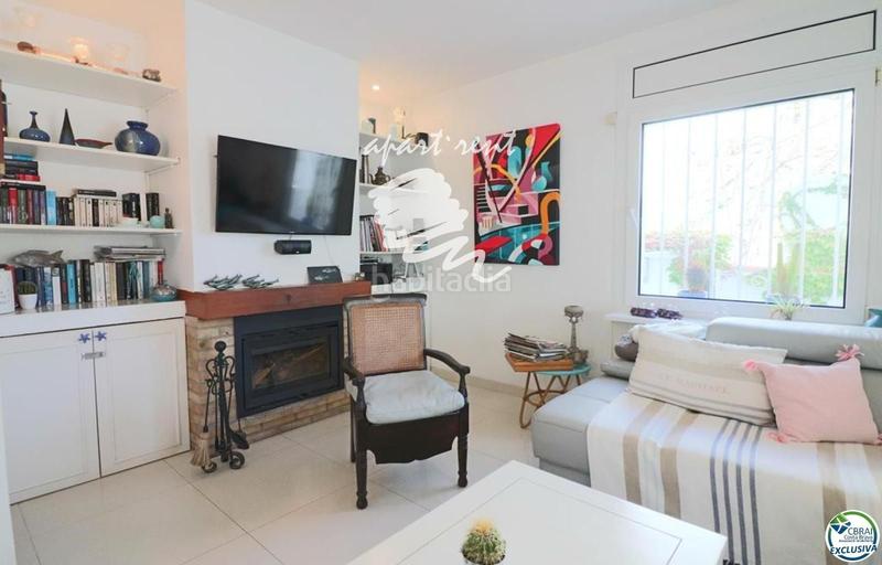 Foto a5370c14-5104-465a-8931-80345cfcee6f. Casa norfeu amplia villa al canal con amarre de 12 m, con apartamento invitados en Empuriabrava