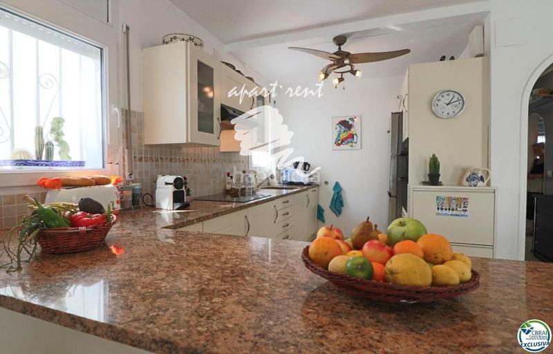 Foto aadfa82b-c5b4-4dc6-9d88-a1556f2ece9e. Casa norfeu amplia villa al canal con amarre de 12 m, con apartamento invitados en Empuriabrava