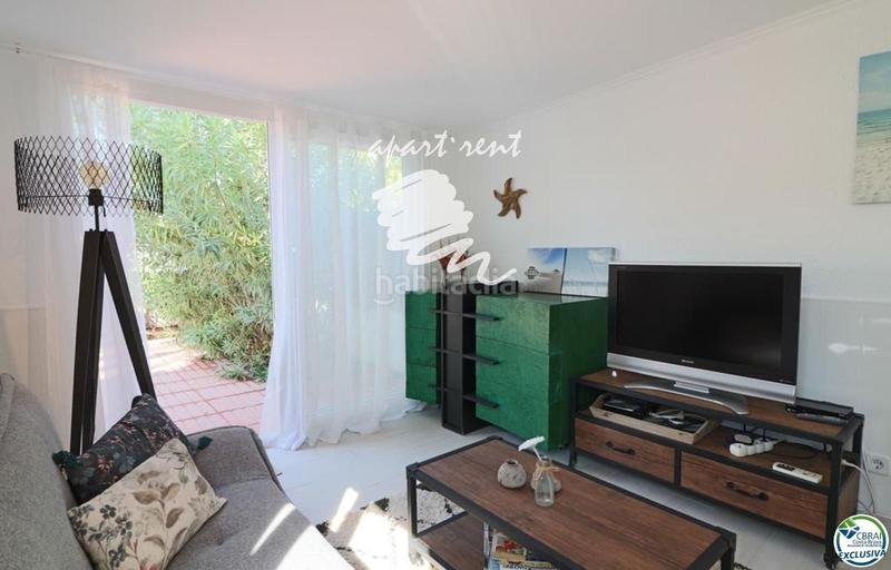 Foto ab977ec5-8cce-45f3-8a35-bdf6ec75320d. Casa norfeu amplia villa al canal con amarre de 12 m, con apartamento invitados en Empuriabrava