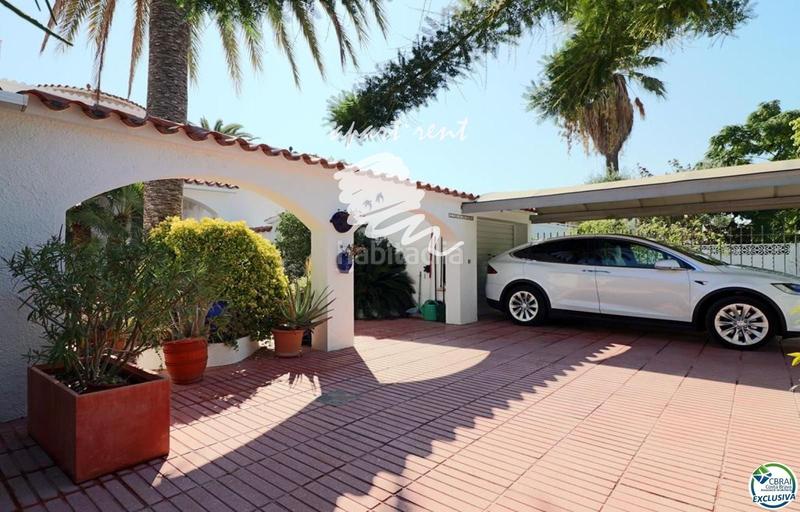 Foto b27d5c1c-cdee-4fd3-bf0d-e238f03bb149. Casa norfeu amplia villa al canal con amarre de 12 m, con apartamento invitados en Empuriabrava