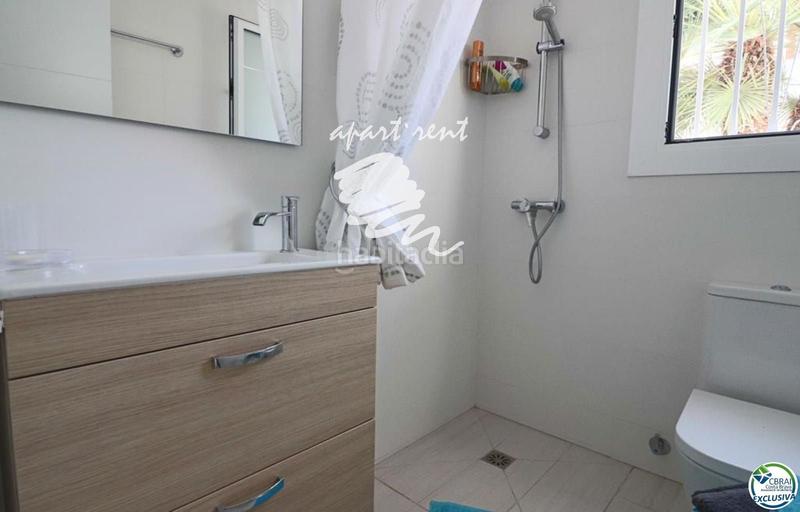 Foto bc830a8a-715b-457e-9d33-ccd8fcc9abcb. Casa norfeu amplia villa al canal con amarre de 12 m, con apartamento invitados en Empuriabrava