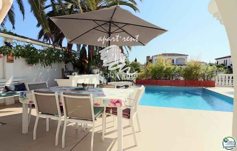 Foto bff15db5-b75c-4a7b-99fa-11b2ff00f2e2. Casa norfeu amplia villa al canal con amarre de 12 m, con apartamento invitados en Empuriabrava
