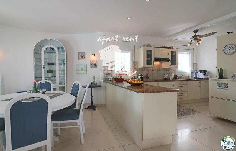 Foto c31af178-3205-4e18-9100-aa6bc8fd039b. Casa norfeu amplia villa al canal con amarre de 12 m, con apartamento invitados en Empuriabrava