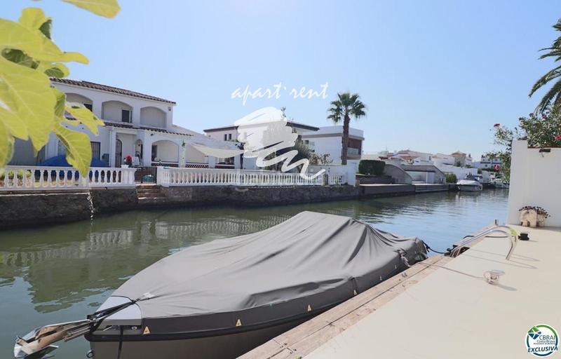 Foto c6325cee-ec7c-4f40-af4d-d03cee488464. Casa norfeu amplia villa al canal con amarre de 12 m, con apartamento invitados en Empuriabrava