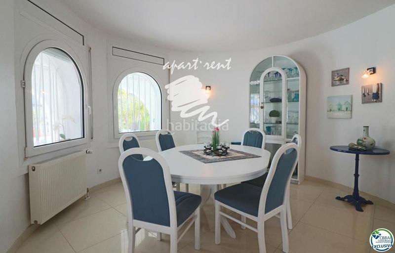 Foto d8dff9e8-f825-4136-ab00-77453ab45411. Casa norfeu amplia villa al canal con amarre de 12 m, con apartamento invitados en Empuriabrava