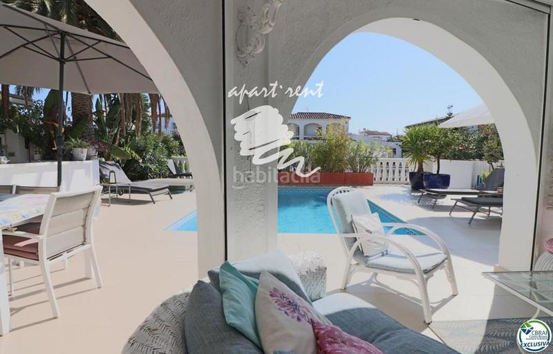 Foto f906f5e0-7fba-4dee-ab64-349b0de2a0d0. Casa norfeu amplia villa al canal con amarre de 12 m, con apartamento invitados en Empuriabrava