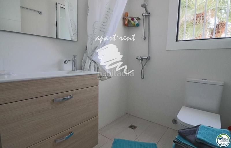 Foto fa73e476-9caf-4661-b32e-4b1a27d5029e. Casa norfeu amplia villa al canal con amarre de 12 m, con apartamento invitados en Empuriabrava