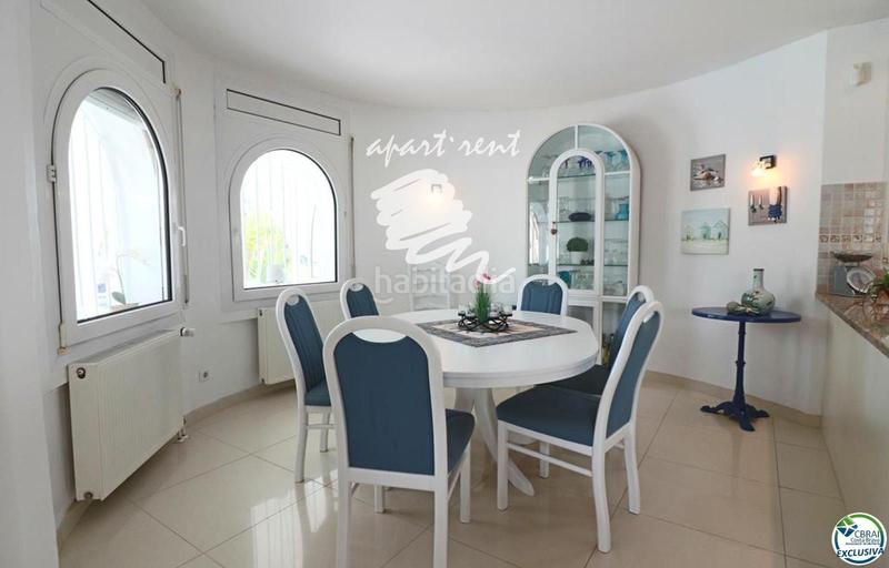 Foto fd126fbc-9385-4395-bb72-337e6ec4c40c. Casa norfeu amplia villa al canal con amarre de 12 m, con apartamento invitados en Empuriabrava