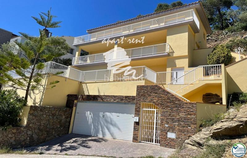 Foto 1120eef8-80a5-428d-85ac-1ce99d4ab87b. Casa la muntanyeta impresionante villa con ascensor en parcela de 608 m2 con piscina y vistas al mar en Roses