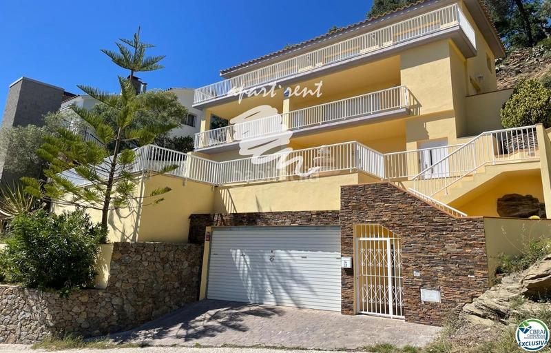 Foto 4f468350-092c-4765-a72a-adc0f60b2a2a. Casa la muntanyeta impresionante villa con ascensor en parcela de 608 m2 con piscina y vistas al mar en Roses