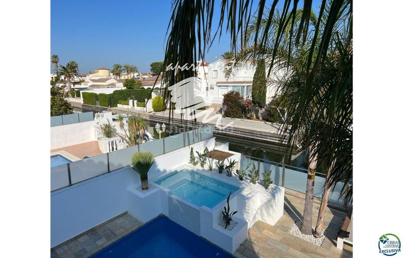 Foto 69c5a136-42e9-4f64-8dc4-820b094f59cf. Casa amb aparcament piscina a Cap Ras - Creus - Falconera Empuriabrava