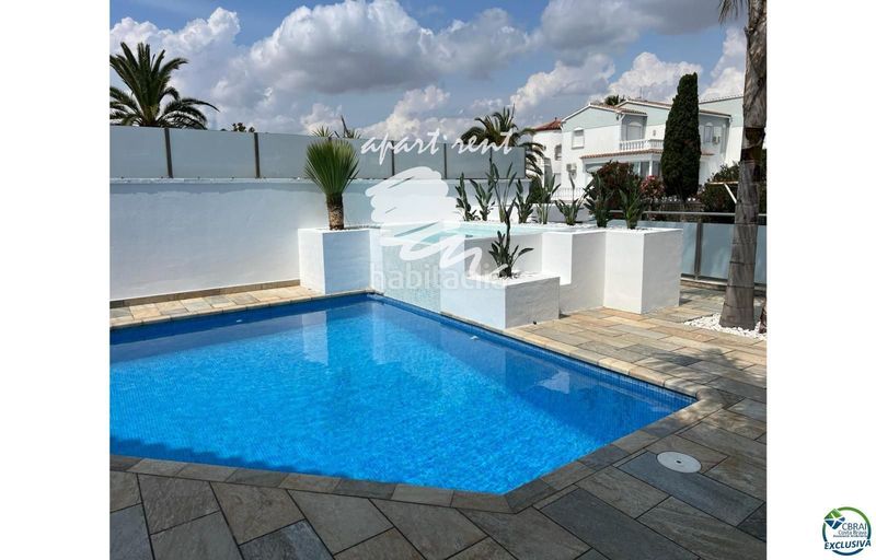 Foto 7138634c-cbf9-4f5c-aadd-c1ebd6e057d8. Casa amb aparcament piscina a Cap Ras - Creus - Falconera Empuriabrava