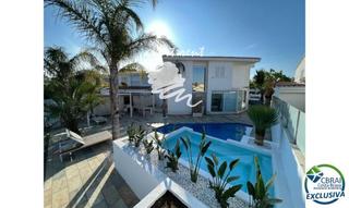 Casa  Falconera. Falconera empuriabrava hermosa casa moderna con piscina y amarre