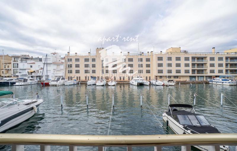 Foto 65062d74-67fd-420c-8667-e32728c525b9. Piso port moxó encantador apartamento de 2 dormitorios con vistas al canal y parking privado exterior en Empuriabrava