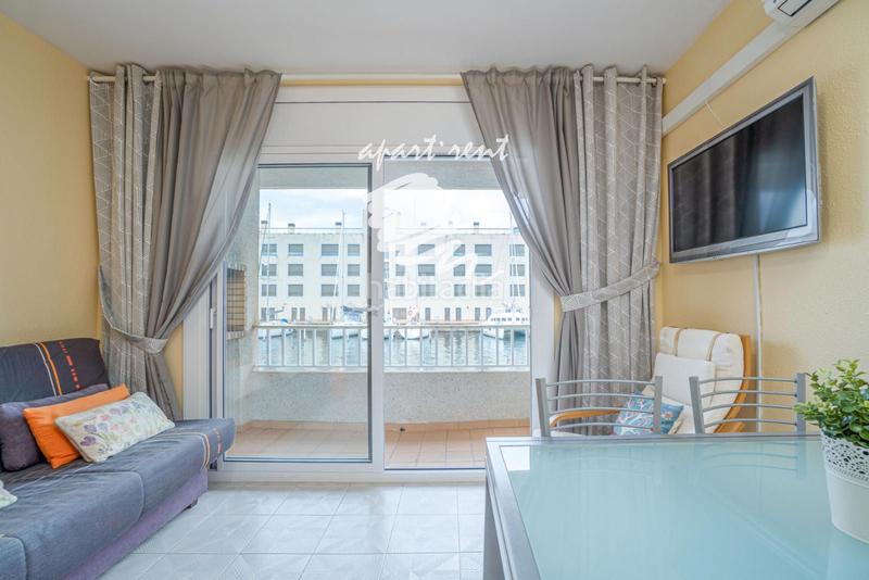 Foto b63a1cf8-e3ce-46dc-b898-9d4054b63bb7. Piso port moxó encantador apartamento de 2 dormitorios con vistas al canal y parking privado exterior en Empuriabrava