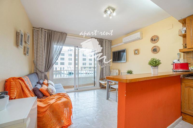 Foto c5b02e43-e761-47dd-aba2-a117e0409d5f. Piso port moxó encantador apartamento de 2 dormitorios con vistas al canal y parking privado exterior en Empuriabrava