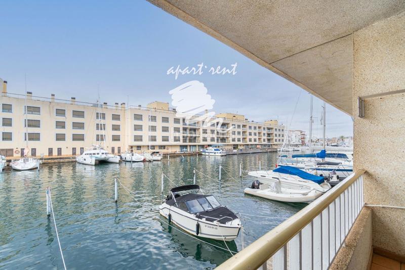 Foto ed34958a-1181-4937-8321-370d11412798. Piso port moxó encantador apartamento de 2 dormitorios con vistas al canal y parking privado exterior en Empuriabrava