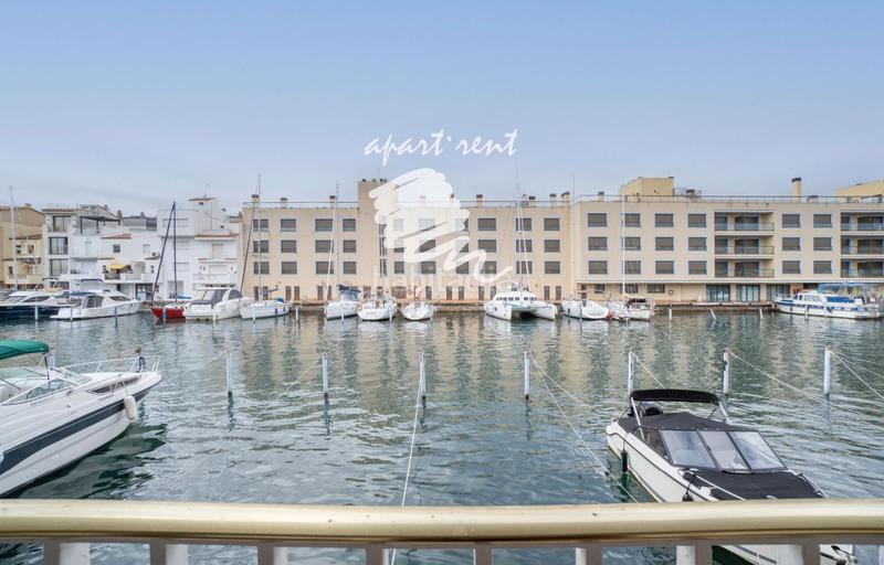 Foto eebdcb52-f620-4c0c-be33-c23c6ae7dafc. Piso port moxó encantador apartamento de 2 dormitorios con vistas al canal y parking privado exterior en Empuriabrava