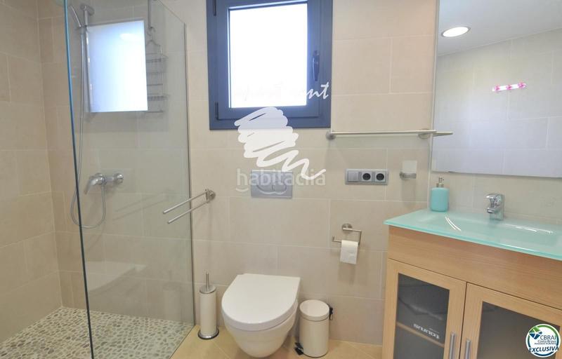 Foto 4d79089f-7a05-456b-933b-4676959b01cc. Piso Santa Margarida encantador apartamento con parking exterior, con licencia turística y vistas al canal en Roses