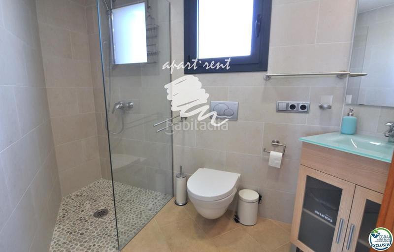Foto 6c0f57ec-1eae-4e60-9f91-a0a1e8bf3f98. Piso Santa Margarida encantador apartamento con parking exterior, con licencia turística y vistas al canal en Roses