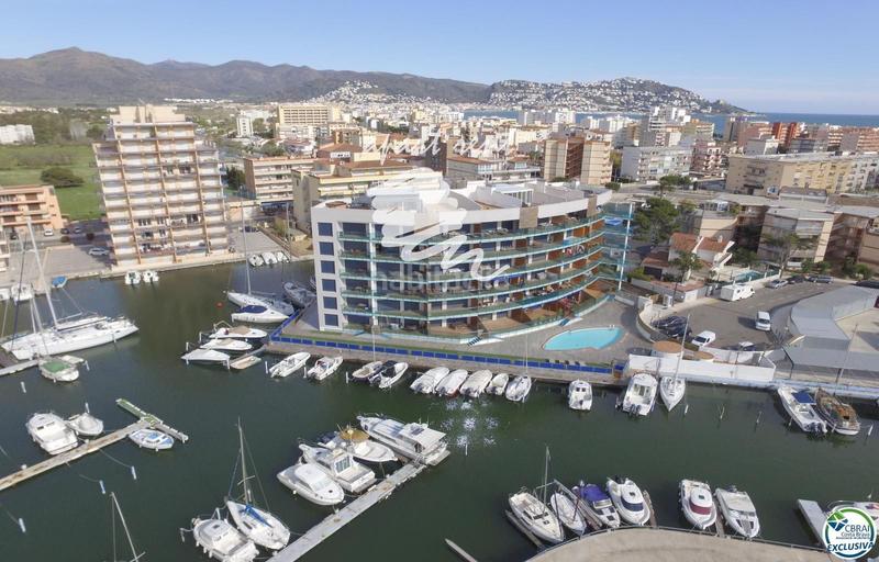 Foto f7f46d6e-2f80-4c26-8d1d-ab5ea924d202. Piso Santa Margarida encantador apartamento con parking exterior, con licencia turística y vistas al canal en Roses
