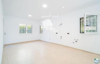 Pis  Bernat metge. Salatà apartamento reformado en roses, a solo 30 metros de la pl