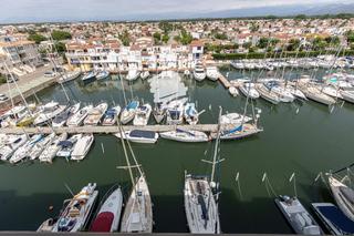 Aparcament cotxe  Port grec. Port grec amarre 7x2.5 m apto para velero