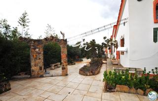Maison  Riera - la almadrava. Mas boscà casa con jardín y dos apartamentos.