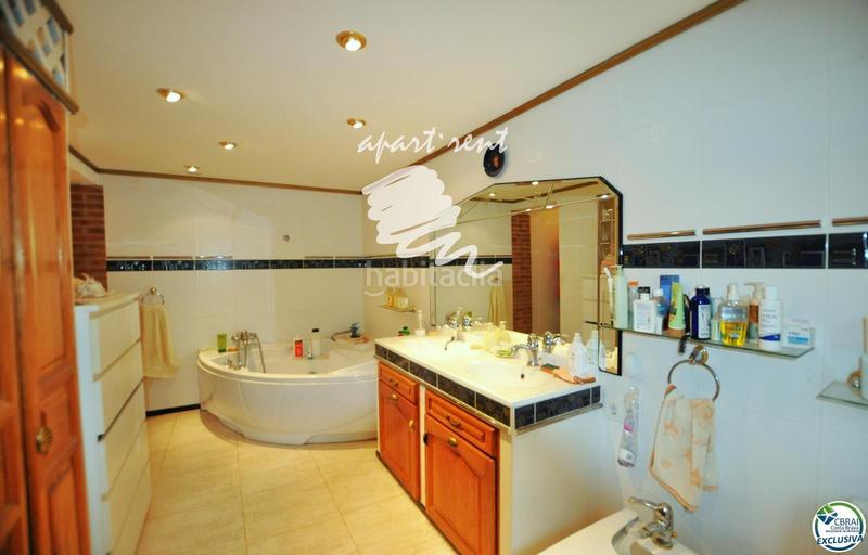 Foto d94281fd-296c-46c2-83d8-f932934abbd0. Casa mas boscà casa con jardín y dos apartamentos. en Roses