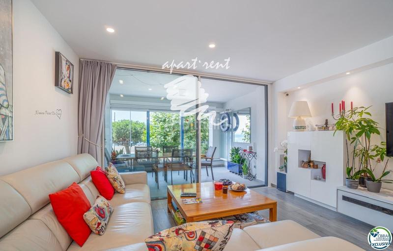 Foto a52fa1d3-e883-424f-9c01-e0eb3f396177. Piso Centre magnífico apartamento en primera línea de mar en Roses