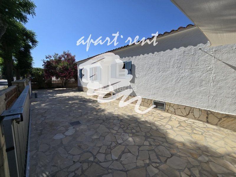 Foto 1818a47e-093f-4023-b528-3ae7a25bc2d7. Casa montseny casa de una sola planta con piscina y licencia turística en Empuriabrava