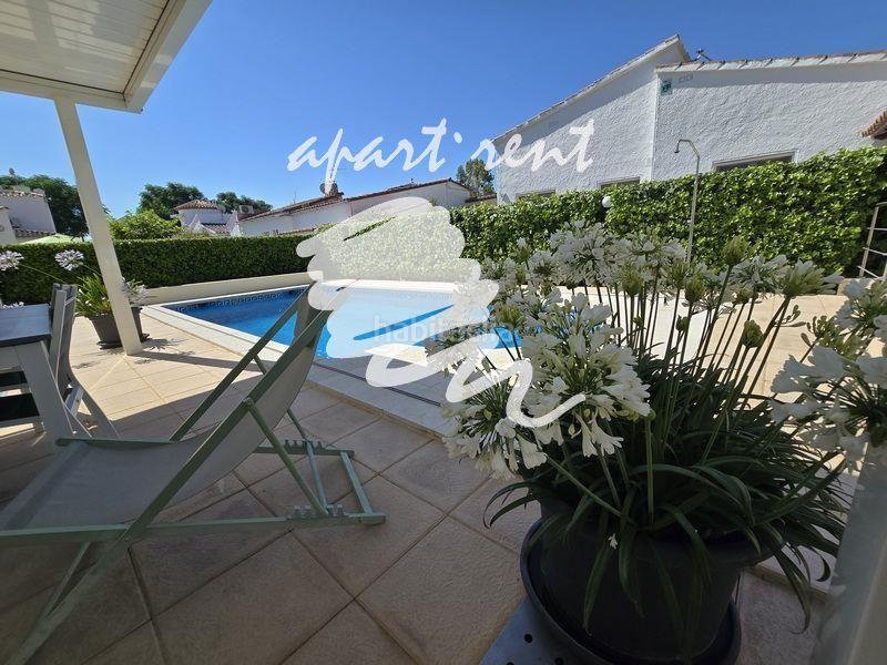 Foto 6602379b-3608-454b-80ce-cc6666352281. Casa montseny casa de una sola planta con piscina y licencia turística en Empuriabrava