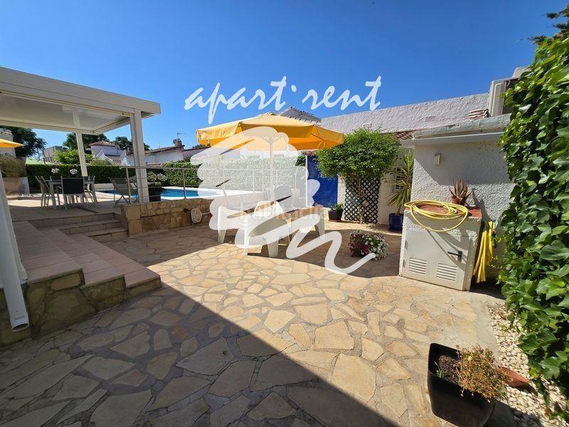 Foto 69a34050-b008-4d13-9408-b5f7d3384e36. Casa montseny casa de una sola planta con piscina y licencia turística en Empuriabrava