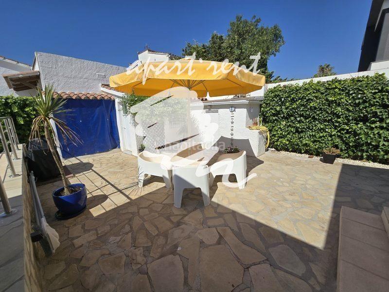 Foto 6d562c3f-78b0-4c31-997b-eca148cabbd6. Casa montseny casa de una sola planta con piscina y licencia turística en Empuriabrava