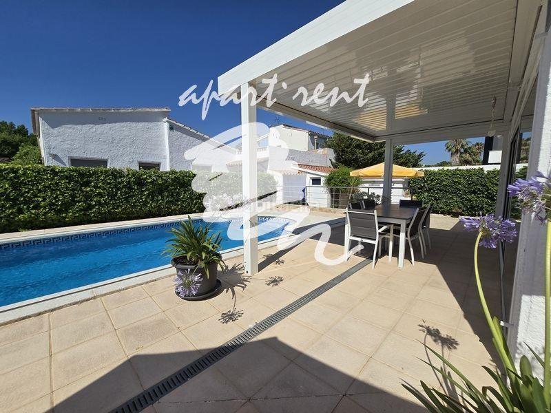 Foto 727868b5-ce1b-4e0e-aa76-4e873371dec8. Casa montseny casa de una sola planta con piscina y licencia turística en Empuriabrava