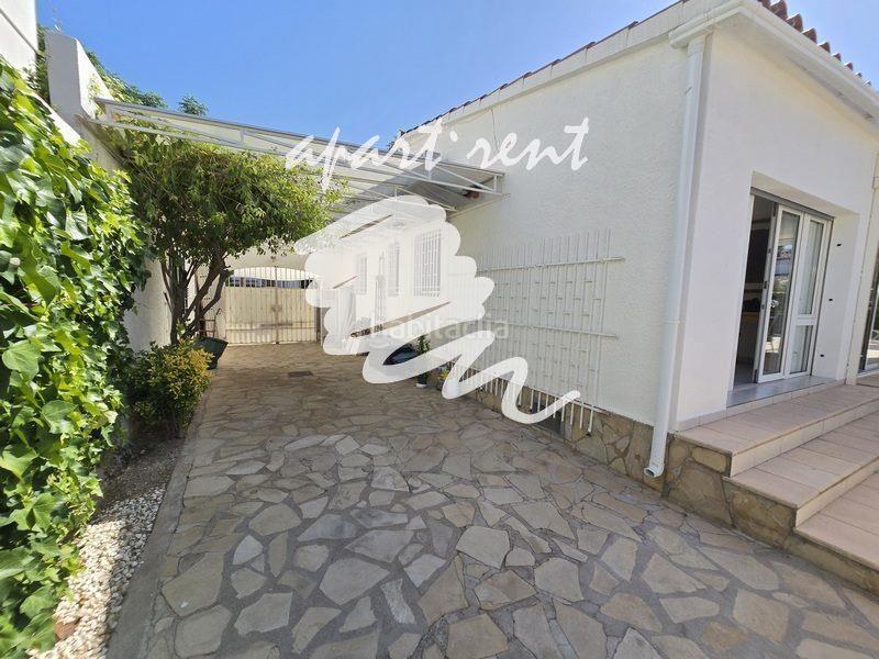Foto 9aed887e-1ccf-4af3-936f-0f4591709d0e. Casa montseny casa de una sola planta con piscina y licencia turística en Empuriabrava