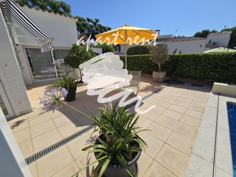 Foto cdfcfaa7-6bfa-494d-894e-32b322e96b8b. Casa montseny casa de una sola planta con piscina y licencia turística en Empuriabrava