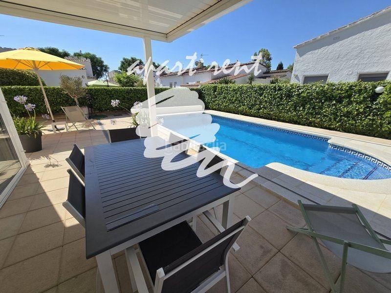 Foto e07a063a-0b8f-484e-b806-75d43beba825. Casa montseny casa de una sola planta con piscina y licencia turística en Empuriabrava