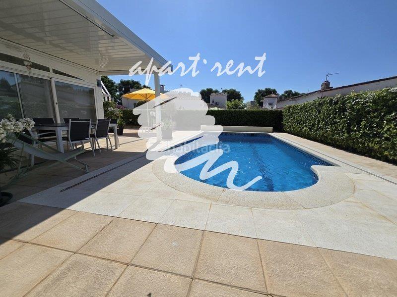 Foto e50260ec-f98b-4f6b-b140-4484ff996700. Casa montseny casa de una sola planta con piscina y licencia turística en Empuriabrava