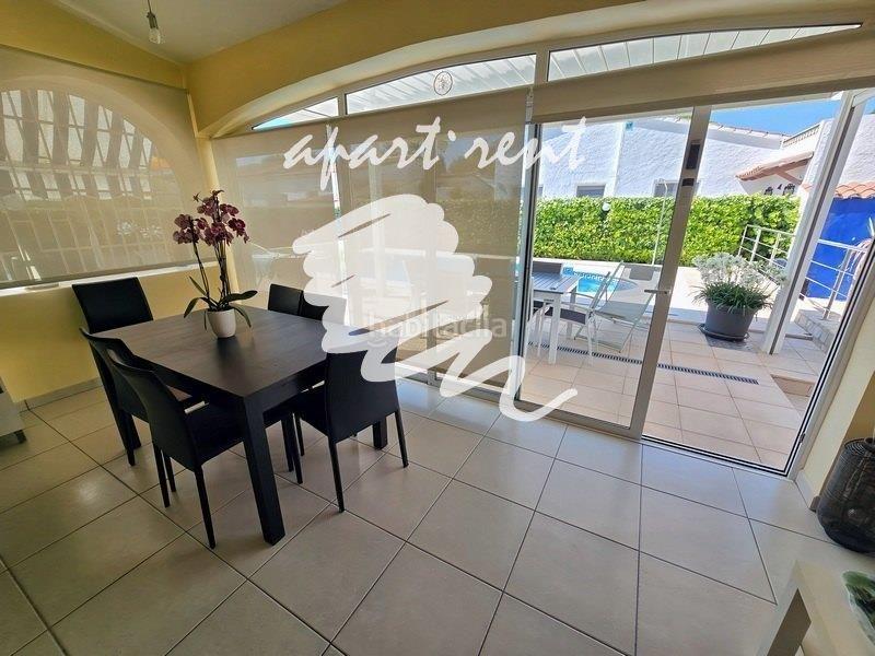 Foto e7087880-3dc0-492d-a33d-eda837d7f7ba. Casa montseny casa de una sola planta con piscina y licencia turística en Empuriabrava