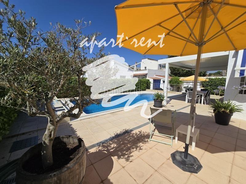 Foto f90ef86d-a3d2-401d-843a-d16d70b87c67. Casa montseny casa de una sola planta con piscina y licencia turística en Empuriabrava