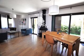 Maison  Delicies. Sant pere pescador elegante casa reformada con 4 dormitorios, es