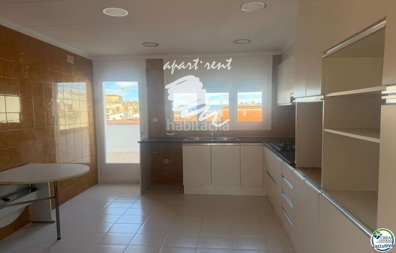 Foto 238d3b0a-cdc1-4c0e-8d56-673472c159a6. Piso Centre ático en el centro en Centre Roses