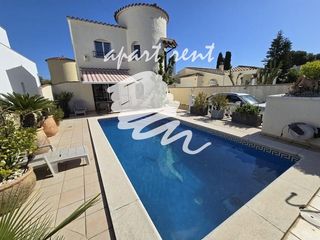 Casa  Pení. Pení casa con piscina y licencia turística